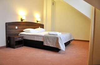 Отель Hotel Dudek Mniów Двухместный номер с 1 кроватью или 2 отдельными кроватями-5